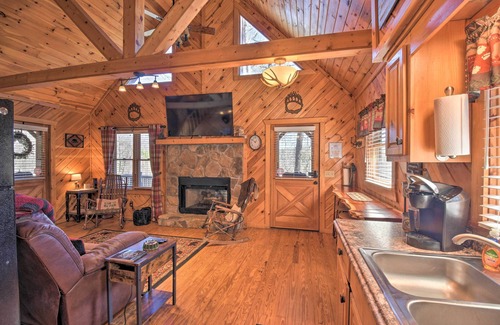 Helen Cabin | Helen Cabin w/Deck & Hot Tub < 1/2 Mi to Main St