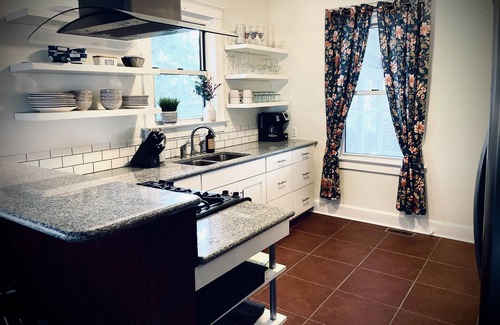 Hermann House | Helen's House-3 bed, 2 bath bungalow 3 blocks from Main Street!