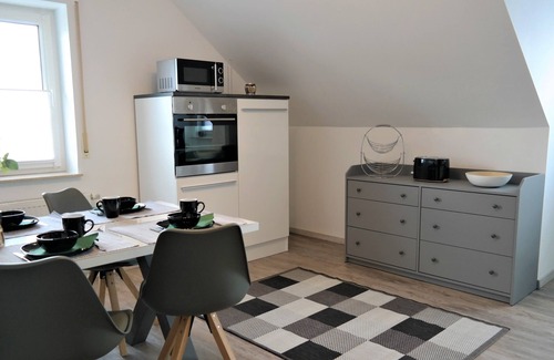 Bromskirchen Apartment | Helle Ferienwohnung mit Überdachtem Balkon und Schöner Aussicht