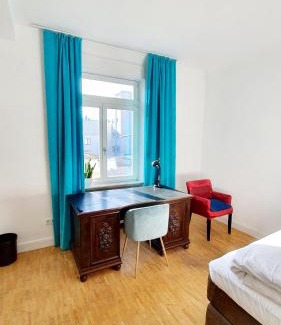 Mannheim City Centre House | Helles Zimmer mit Kingsize-Bett