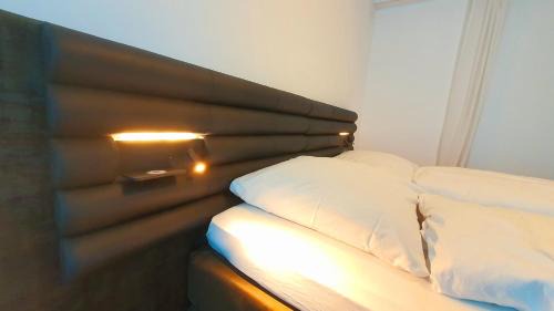 Mannheim City Centre House | Helles Zimmer mit Kingsize-Bett