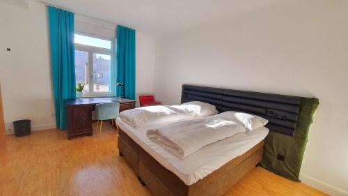 Mannheim City Centre House | Helles Zimmer mit Kingsize-Bett