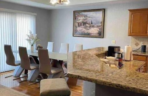 Urbandale House | Hello guests, welcome to our ranch house in a quiet neighborhood.