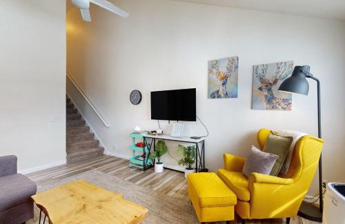 Mountain View District House | Hello Mellow Yellow