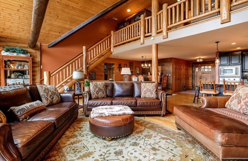 Bentonville Cabin | Hemlock Haven: Luxury Log Retreat w/Sauna, Saloon & Blue Ridge Views