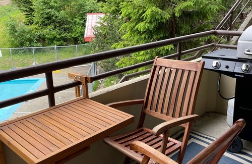 Hemlock Valley Condo | Hemlock Haven | Ski-in/out, Hot tub, Sauna, Pool, Wi-Fi, BBQ, Games Room, 2Queen