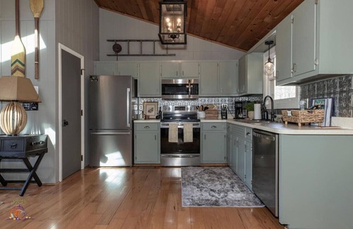 Deep Gap Cabin | Hemlock House|Sleeps 4|Views|Hot tub|2 Scrn Porche