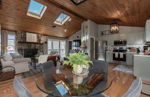 Deep Gap Cabin | Hemlock House|Sleeps 4|Views|Hot tub|2 Scrn Porche