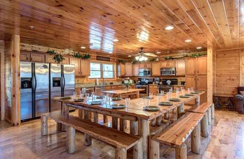 Smoky Mountains Cabin | Hemlock Inn | Perfect for Reunions or Teams!