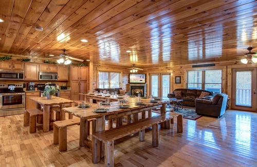 Smoky Mountains Cabin | Hemlock Inn | Perfect for Reunions or Teams!