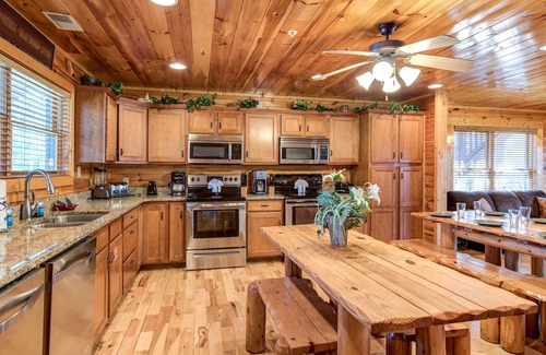 Smoky Mountains Cabin | Hemlock Inn | Perfect for Reunions or Teams!
