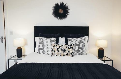 Barrow-on-Trent Apartment | Hen & Chickens Luxury Apartments, Free Parking, By DerBnB
