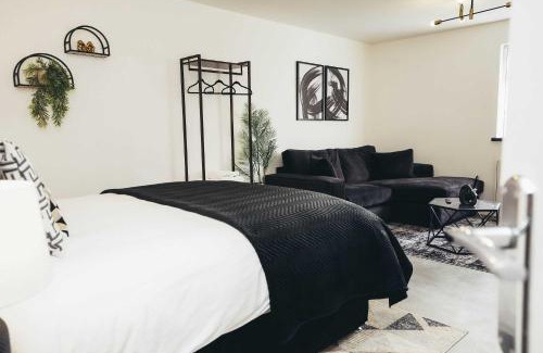 Barrow-on-Trent Apartment | Hen & Chickens Luxury Apartments, Free Parking, By DerBnB