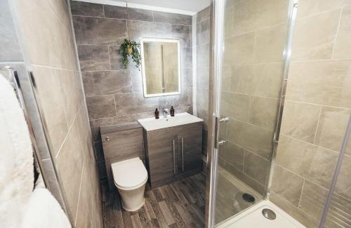 Barrow-on-Trent Apartment | Hen & Chickens Luxury Apartments, Free Parking, By DerBnB