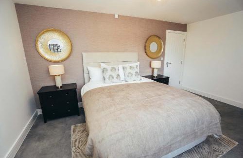 Barrow-on-Trent Apartment | Hen & Chickens Luxury Apartments, Free Parking, By DerBnB