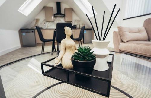 Barrow-on-Trent Apartment | Hen & Chickens Luxury Apartments, Free Parking, By DerBnB