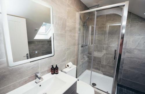 Barrow-on-Trent Apartment | Hen & Chickens Luxury Apartments, Free Parking, By DerBnB