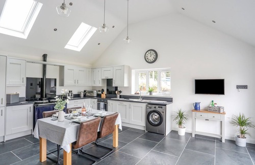 Rhyd-y-clafdy Cottage | HEN FELIN, family friendly, with hot tub in Pwllheli
