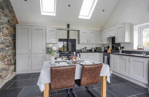 Rhyd-y-clafdy Cottage | HEN FELIN, family friendly, with hot tub in Pwllheli