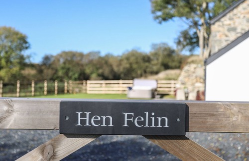 Rhyd-y-clafdy Cottage | HEN FELIN, family friendly, with hot tub in Pwllheli