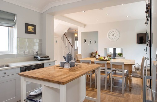 Rhosneigr House | Hen Gi Mor: Pet-friendly home in Rhosneigr for 8