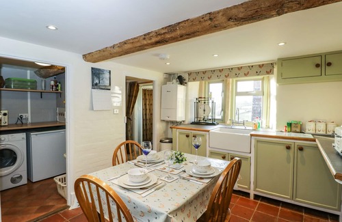 Bromham Cottage | HEN'S COTTAGE, character holiday cottage in Bromham, Wiltshire