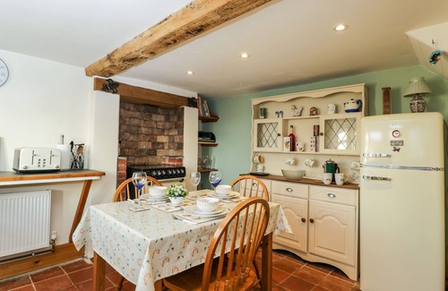 Bromham Cottage | HEN'S COTTAGE, character holiday cottage in Bromham, Wiltshire