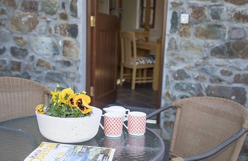 Llandwrog Cottage | HEN STABL LLANDWROG, family friendly, with open fire in Llandwrog