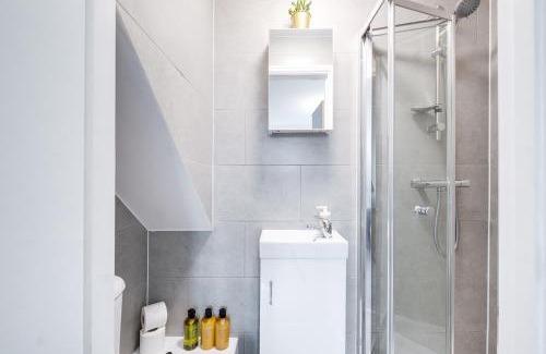 Hendon Apartment | Hendon Studio Stay - Toiletries, Snacks, 25 Min Wembley & Central London, Free Parking, Pets OK