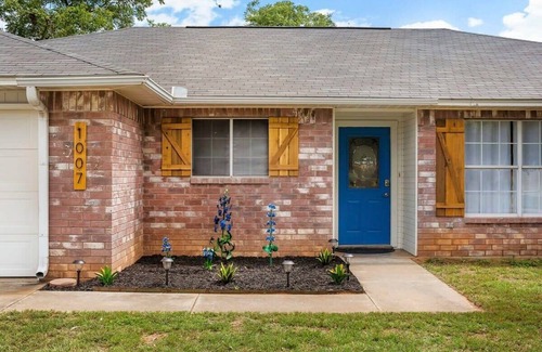 Fredericksburg House | Henrietta Haus, Pet Friendly, Hot tub, Sleeps 6!
