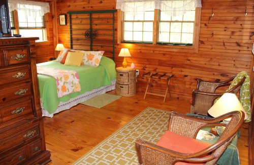 Hiawassee Bed & Breakfast | Henson Cove Place Bed and Breakfast w/Cabin