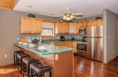 Gatlinburg Ski Chalet | Her Majesty's Way, Awesome Mtn Views, FREE tickets each paid day, Hot TUB, WIFI!