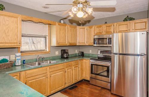 Gatlinburg Ski Chalet | Her Majesty's Way, Awesome Mtn Views, FREE tickets each paid day, Hot TUB, WIFI!