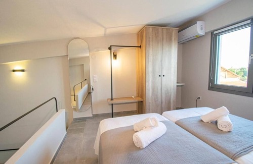 Nea Iraklia Hotel | HERACLEA SUITES