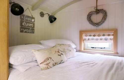 Redmile House | Herbie's Shepherd's Hut - Wellness & Hot Tub