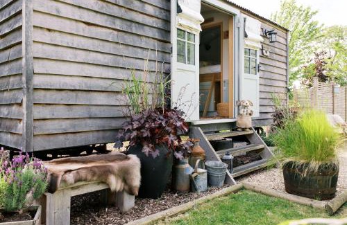 Redmile House | Herbie's Shepherd's Hut - Wellness & Hot Tub