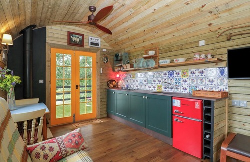 Congresbury Cottage | HERCULES SHEPHERD'S HUT, romantic, with open fire in Congresbury