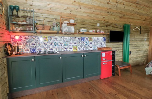 Congresbury Cottage | HERCULES SHEPHERD'S HUT, romantic, with open fire in Congresbury