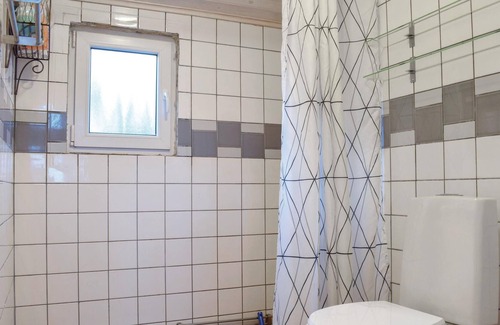 Jarnforsen House | Here you will stay in a beautiful cottage with a magnificent view of Flaten Lake, which is only 10 m