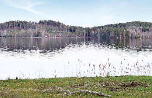 Jarnforsen House | Here you will stay in a beautiful cottage with a magnificent view of Flaten Lake, which is only 10 m