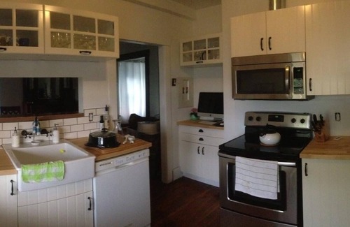 Central Lonsdale Apartment | Heritage Apartment w City and Mountain Views