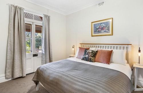 Central Mudgee House | Heritage Carinya Cottage with Spacious Yard & BBQ