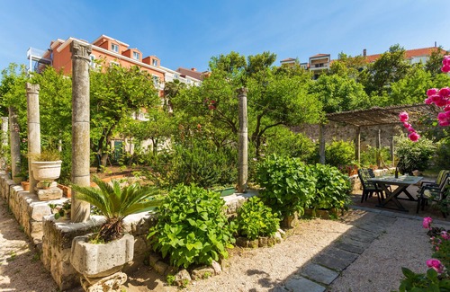 Lapad Apartment | Heritage Dvori with garden, free parking next to sea beautiful location