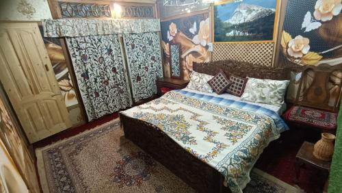 Dal Lake Boat Rental | heritage geneva house boat