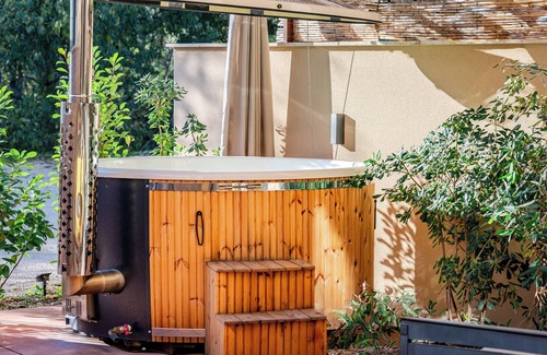Nyons Apartment | Hermès - Air-conditioned suite with Scandinavian Jacuzzi