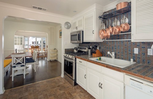 Hermosa Beach House | Hermosa Beach Classic 3 Bedroom 2 Bath Bungalow 1/2 block to beach 5 Star