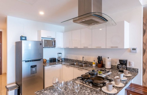 Zona Dorada Apartment | Hermosas vistas en Piso 10 en Camino al Mar