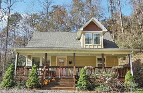 Sylva House | Heron's Loft! Beautiful 2-bedroom house in Sylva, above the Tuck and near WCU!