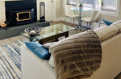 Saanichton House | Heron's Retreat - Stunning Oceanfront 1-Bedroom Suite