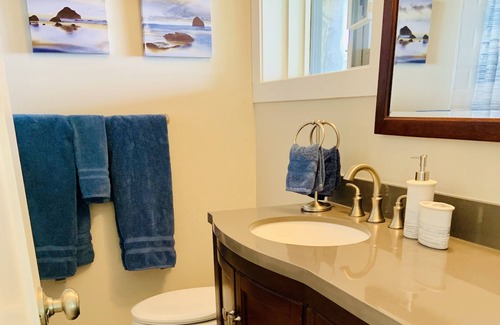 Saanichton House | Heron's Retreat - Stunning Oceanfront 1-Bedroom Suite